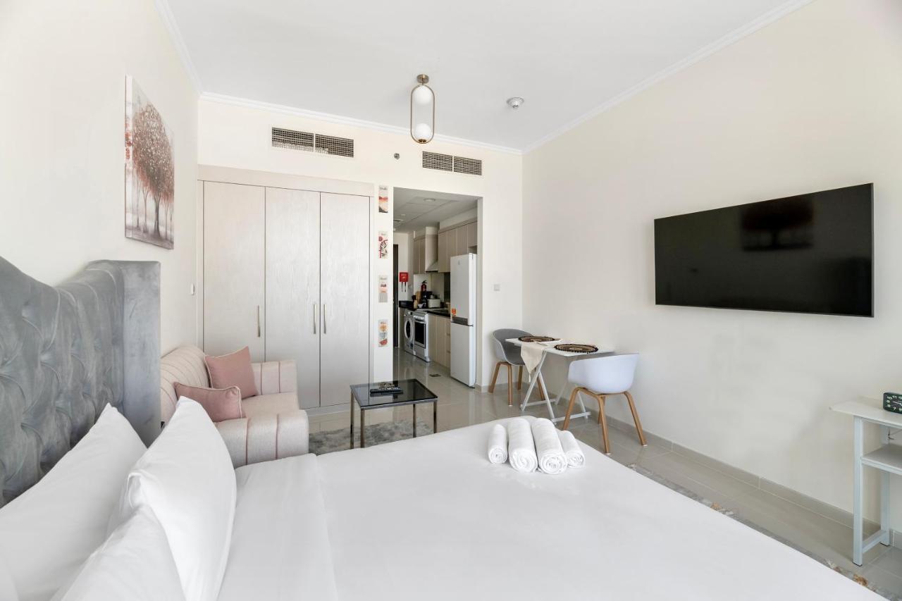 Apartment Fabulous In Damac Hills With A Pool & Gym Dubai